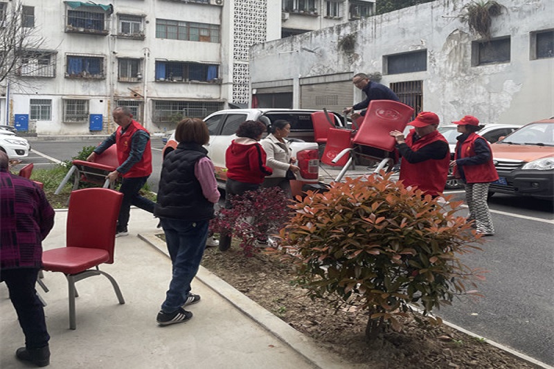 我為群眾辦實事||黨建引領(lǐng)送溫暖，愛心座椅進社區(qū)